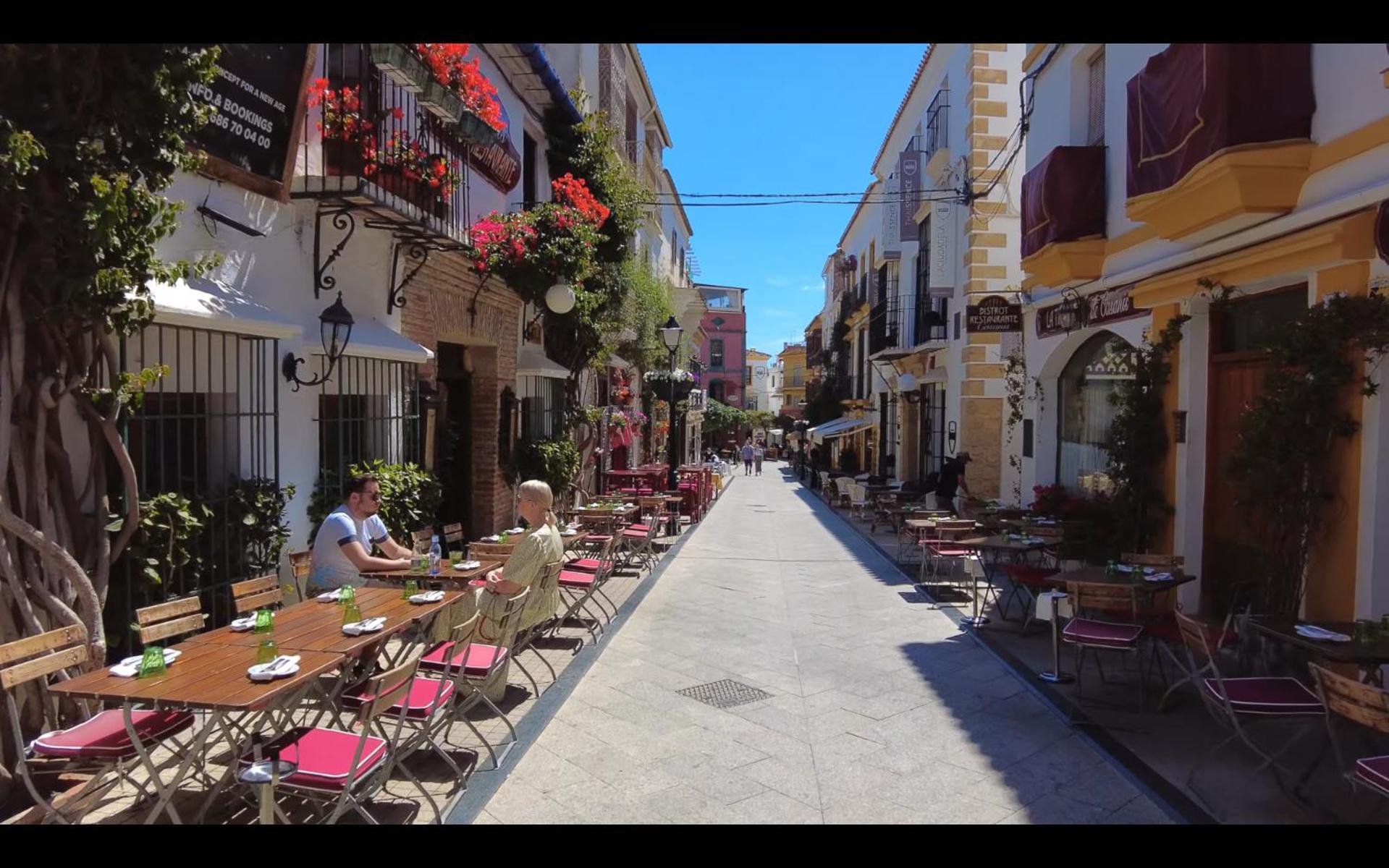 City Center Beach Access With Style Apartment